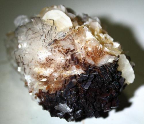Magnesita sobre dolomita con recubrimiento de manganeso y micro cristales de malaquita.<br />Azcárate Quarry, Eugui, Esteríbar, Comarca Auñamendi, Chartered Community of Navarre (Navarre), Spain<br />9 cm<br /> (Autor: canada)