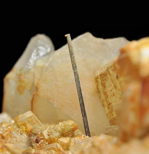 Rutilo<br />Canteras de Mármol, Macael, Comarca Valle del Almanzora, Almería, Andalucía, España<br />Tamaño: cristal de 13 mm.<br /> (Autor: Juan Miguel)