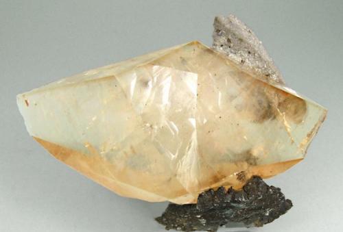 Calcite, sphalerite
Elmwood Mine, Carthage, Smith County, Tennessee, USA
109 mm × 87 mm × 36 mm (Author: Carles Millan)