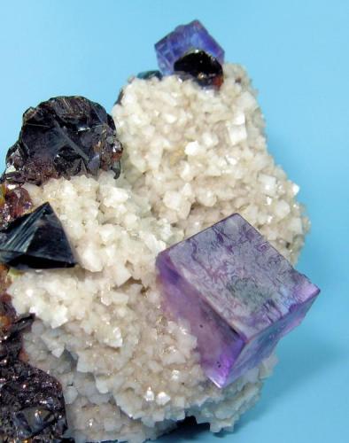 Fluorite, sphalerite, dolomite
Elmwood Mine, Carthage, Smith County, Tennessee, USA
90 mm x 60 mm x 52 mm

Close-up view (Author: Carles Millan)