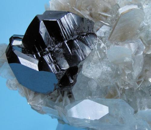 Cassiterite, beryl, muscovite
Mt Xuebaoding, Pingwu Co., Mianyang Prefecture, Sichuan Province, China
81 mm x 57 mm. Cassiterite crystal: 31 mm wide. Main beryl crystal: 22 mm wide

Close up view (Author: Carles Millan)