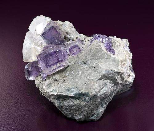 Fluorite with Calcite
Stoneco Auglaize quarry, Paulding Co., Ohio
Specimen size 5 x 6 cm. (Author: am mizunaka)