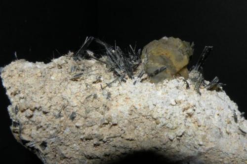 Calcite with Hornblende. Minera I Quarry. Lebrija. Sevilla. Andalusia. Spain. crystal 2 cm. (Author: nimfiara)