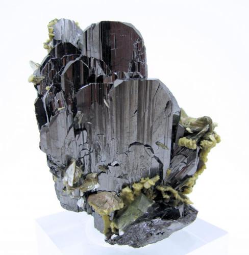Ferberite, apatite, siderite, mica. Note the green apatite crystal at the bottom
Panasqueira Mines, Panasqueira, Covilhã, Castelo Branco District, Portugal
71 mm x 60 mm x 60 mm (Author: Carles Millan)