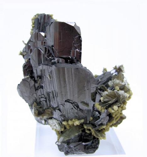 Ferberite, apatite, siderite, mica
Panasqueira Mines, Panasqueira, Covilhã, Castelo Branco District, Portugal
71 mm x 60 mm x 60 mm (Author: Carles Millan)