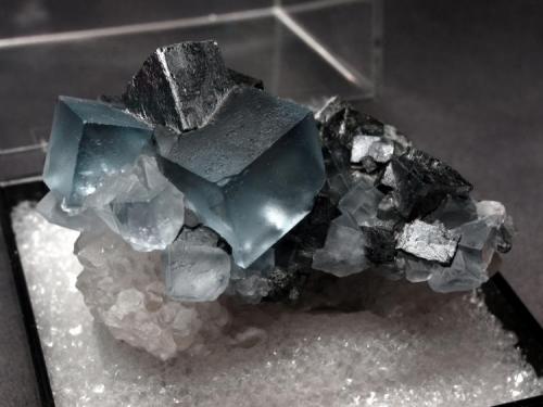 Fluorite with Galena
from Blanchard Mine, Bingham, New Mexico, USA.
size:4.5cm long
The colour of this picture was edited and it is close to the colour I see (Author: pro_duo)