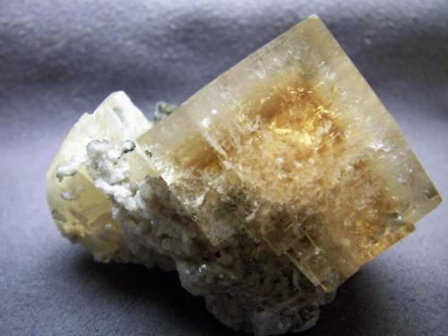 Fluorite with Calcite
from Clay Center,Ohio,USA
size:3.5cm X 4.0cm X 3.4cm (Author: pro_duo)
