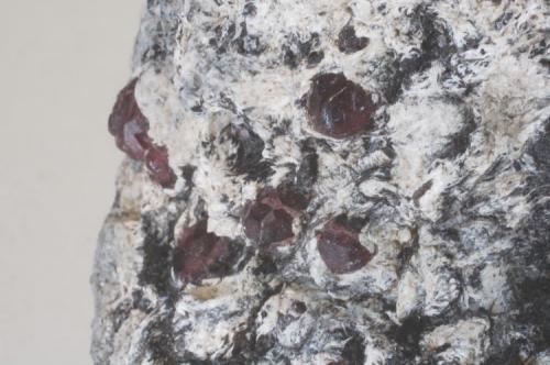 Granate en matriz (detalle de la pieza anterior) - El Hoyazo, Nijar, Almería, Andalucía, España
Medidas: 10x7x4 cms (Autor: Joan Martinez Bruguera)