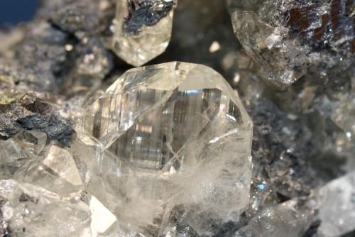 Anglesita sobre Galena. Touissit, Oujda, Marruecos. Detalle del cristal más grande.15x13x4.mm (Autor: Andrés Torres Triana)