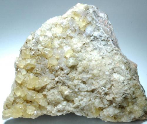 Fluorita - Mines Sant Marçal, Viladrau, Montseny, Osona, Girona, Catalunya, España
Medida: 10,5x8x4,5 cms (Autor: Joan Martinez Bruguera)