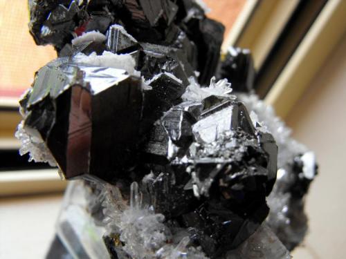 Sphalerite on Quartz. Animon Mine, San Jose Huayallay District, Daniel Alcides Carrion Province, Pasco Department, Peru. 14 x 10 x 8 cm. (Author: Lumaes)