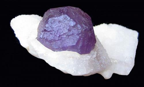 Fluorite on Quartz. De’an Mine, De’an County, Jiujiang Prefecture, Jiangxi Province, China. 8 x 7 x 4 cm. (Author: Lumaes)