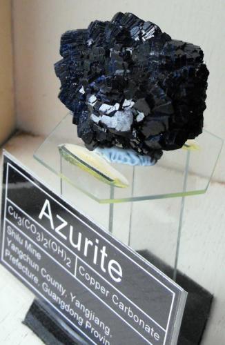 Azurite. Shilu Mine, Yangchun County, Yangjiang, Prefecture, Guangdong Province, China. 6 x 3.5 x 3.5 cm. (Author: Lumaes)