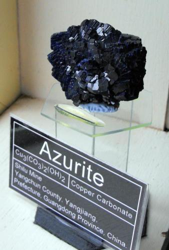 Azurite. Shilu Mine, Yangchun County, Yangjiang, Prefecture, Guangdong Province, China. 6 x 3.5 x 3.5 cm. (Author: Lumaes)