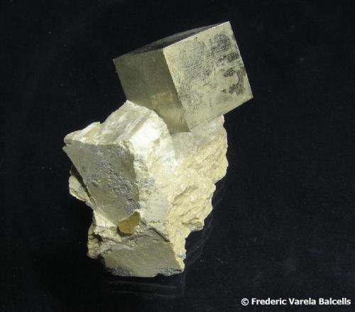 Pirita.
Navajún, La Rioja, España. 
Cristal 2,1 x 1,9 x 1,8 cm. (Autor: Frederic Varela)