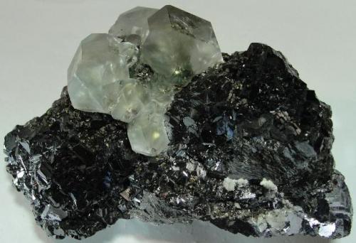 Galena,  esfalerita y cristales de fluorita con inclusiones de pirita  Mina Naica, Chihuahua 11x7.5x6cm (Autor: Luis Edmundo Sánchez Roja)