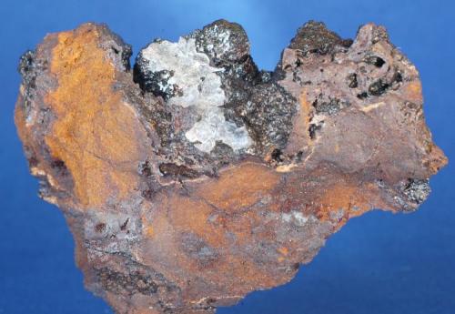 Goethita y Aragonito - Mines Can Palomeres, Malgrat de Mar, El Maresme, Barcelona, Catalunya, España
Medidas: 4 x 3,5 x 1 cms (Autor: Joan Martinez Bruguera)