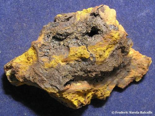 Goethita, limonita.
Mines de Can Palomeres, Malgrat de Mar, Maresme, Barcelona, Catalunya, España.
6,5 x 5 x 2,5 cm. (Autor: Frederic Varela)