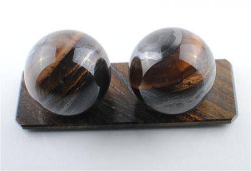 Two tiger eye spheres, 40mm (Author: farmukanx)