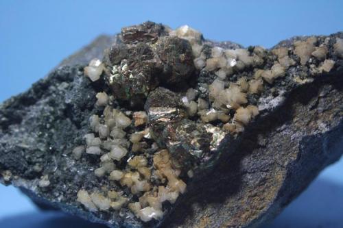 Pirita y Dolomita<br />Lucrecia Mine, Pobladura de las Regueras, Igüeña, Comarca El Bierzo, León, Castile and León, Spain<br />11 x 5,5 cm.<br /> (Autor: minero1968)