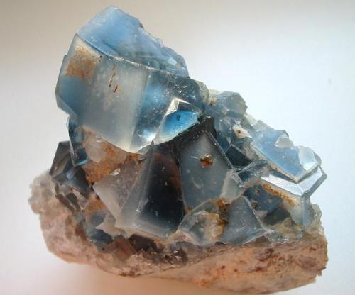Dark blue, zoned fluorite crystals on quartz from 450 m level, Beihilfe mine, Halsbrücke, Saxony. Sample width: 8 cm. (Author: Andreas Gerstenberg)