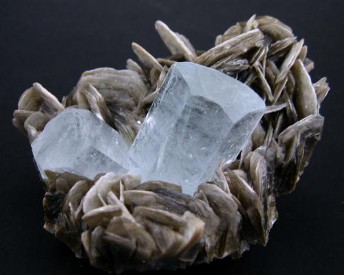 Beryl, muscovite
Nagar, Hunza Valley, Gilgit-Baltistan, Pakistan
78 mm x 53 mm x 42 mm. Main beryl crystal: 28 mm tall, 22 mm wide (Author: Carles Millan)