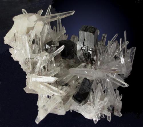 Quartz with Hubnerite. 9.5x7x5 cm. (Author: José Miguel)