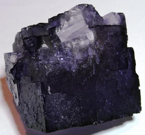 Cristal cubico Fluorita color morado, Mina La Encantada Muzquiz Coahuila México, 4.5x4.7x3.7cm. (Autor: Luis Edmundo Sánchez Roja)