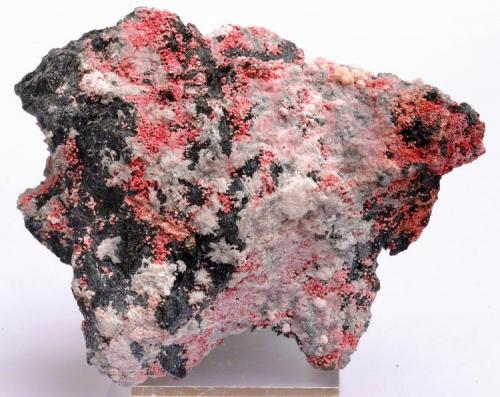 Farmacolita y Picrofarmacolita - 
Bou Azzer - Tazenakht - Ouarzazate - Souss/Massa/Drâa - Marruecos - 
9,2 x 7,2 x 3,8 cm (Autor: Martí Rafel)