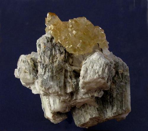 Citrine Quartz on Danburite. 9.5x6x7.5 cm (Author: José Miguel)