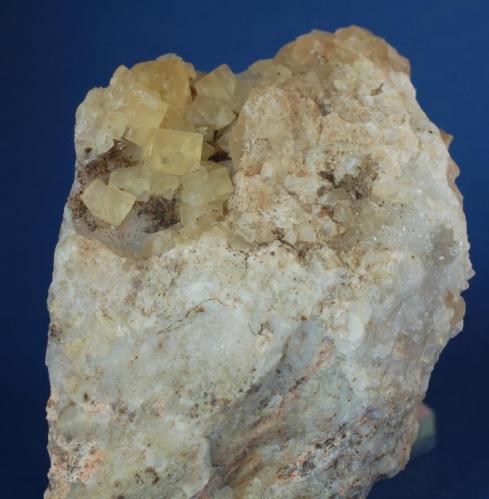 Fluorita - Mines de Sant Marçal, Viladrau, Montseny, Osona, Girona, Catalunya, España
Medidas: 10 x 6 x 5,5 cms (Autor: Joan Martinez Bruguera)