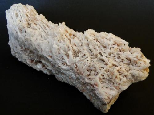 Natrolita, San Agustin del Valle Fertil, San Juan, Argentina 14 x 6 x 4,5 cm (Autor: rodrigo manriquez)