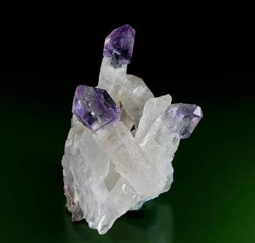 Quartz (var. Amethyst) Scepters
Denny Mountain, King Co., Washington
Specimen size 3.5 x 3.0 x 5.3 cm (Author: am mizunaka)