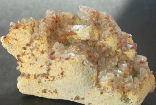 Calcita sobre Limonita - Mines de Sant Marçal, Viladrau, Montseny, Osona, Girona, Catalunya, España
Medidas: 7 x 4,5 x 4 cms (Autor: Joan Martinez Bruguera)