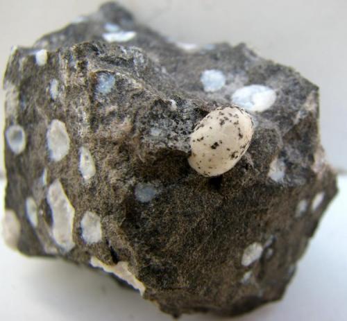 Calcita<br />Mirador de la Centinela, San Miguel de Abona, Comarca Abona, Tenerife, Santa Cruz de Tenerife Province, Canary Islands, Spain<br />45x37x38 mm la esfera mide  7 mm.<br /> (Autor: José Luis Zamora)