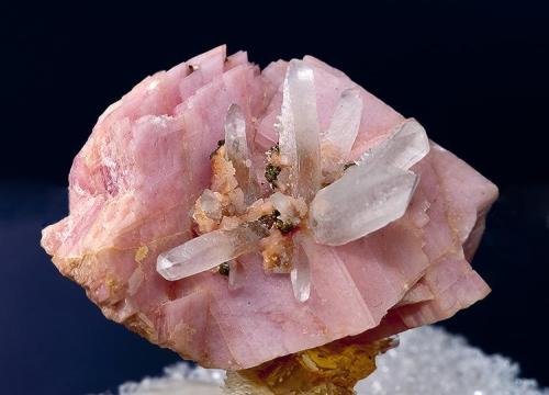 Rhodochrosite and Quartz
Butte District, Silver Bow Co., Montana
Specimen size 2.2 x 2 cm. (Author: am mizunaka)