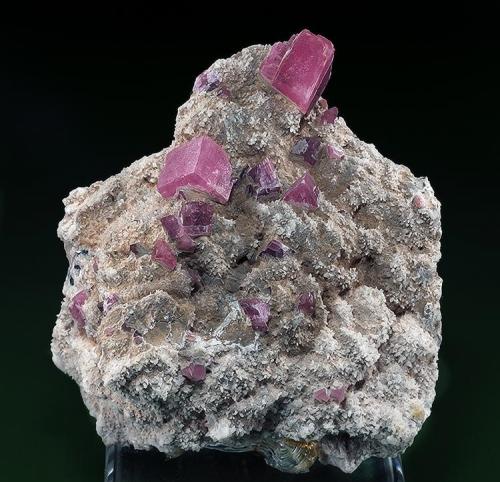 Rhodochrosite and Quartz
Butte District, Silver Bow Co., Montana
Specimen size 6 x 7 cm. (Author: am mizunaka)