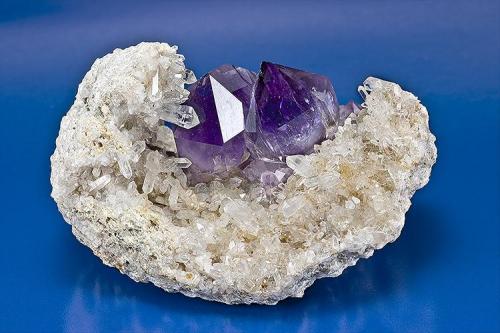 Amethyst on Quartz
Jacksons Crossroads, Wilkes Co., Georgia
Specimen size 8 x 6 cm. (Author: am mizunaka)