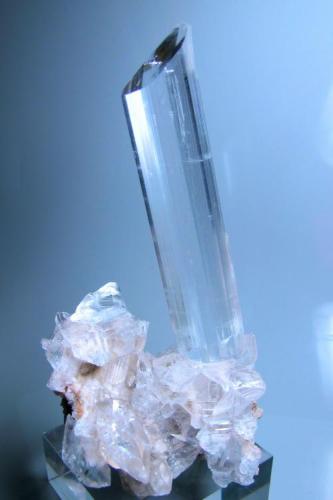 Gypsum
Naica, Mun. de Saucillo, Chihuahua, Mexico
120 mm x 72 mm. Main crystal: 98 mm tall, 20 mm wide (Author: Carles Millan)