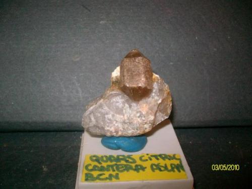 Cuarzo recubierto de óxido de hierro
Montcada i Reixac, Cantera Asland, Barcelona, Cataluña, España.
4x5cm (Autor: marcel)