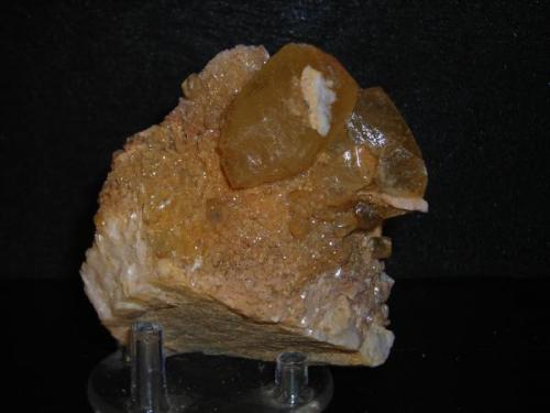 Calcita sobre Dolomita
Cantera Candesa, Camargo, Cantabria, España.
Cristal de Calcita: 3cm 
Pieza: 9,5 cm x 7 cm (Autor: marcel)