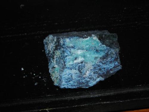 Melanterita recubriendo una capa de azul de mineral no identificado.
Mina de Can Palomeres, Malgrat de Mar, Maresme, Barcelona, Cataluña, España.
8x7cm (Autor: marcel)