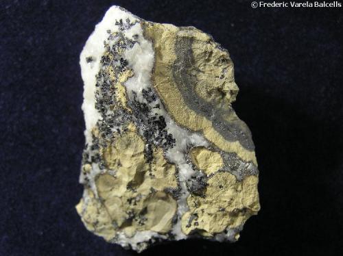 Esfalerita masiva bandeada ("schalenblende") con Dolomita y Galena. 
Mina La Cuerre, Rionansa (Herrerías), complejo minero de La Florida, Sierra de Arnero, Cantabria, España. 
 4 x 3 x 1,5 cm. (Autor: Frederic Varela)