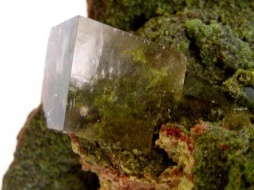 One of the smaller crystals (~ 15 mm) that shows how the duftite is intergrown with the calcite. (Author: Tobi)