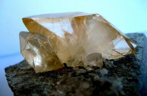 The main crystals on the upper side of the specimen. (Author: Tobi)