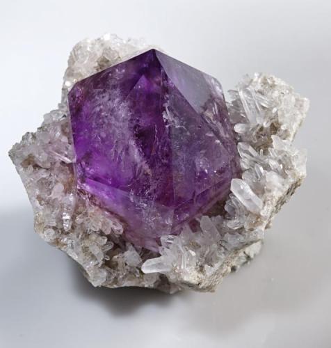 Amethyst and quartz from Jackson Crossroads, Georgia USA. Measures 7 x 8 x 4.5 cm and weighs 290 grams (Author: VRigatti)