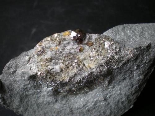 Esfalerita sobre calcita y pirita. Mina Nieves, Viérnoles, Cantabria 
Cristal aprox. 1cm. (Autor: PabloR)