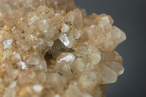 Calcita sobre Fluorita (detalle)
Mines de Sant Marçal - Viladrau - Montseny - Osona - Girona - Catalunya - España
Medidas: 7,5 x 5,5 x 5,5 cms (Autor: Joan Martinez Bruguera)