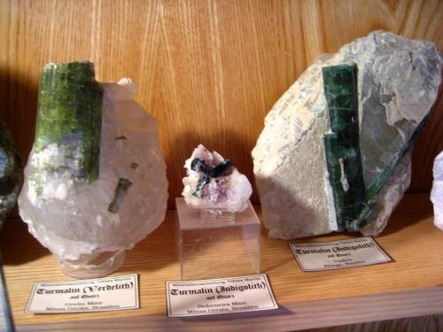 Elbaites from Minas Gerais (Urubu Mine and Pederneira Mine) next to the elbaite from Usakos/Namibia. (Author: Tobi)