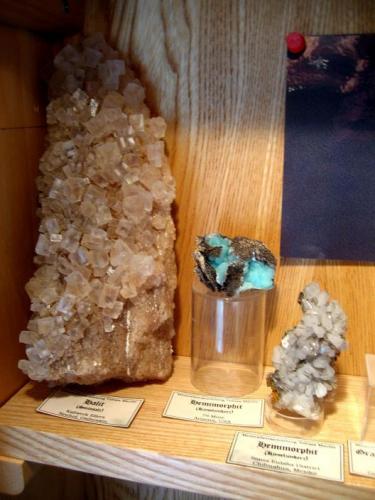 Hemimorphites from Arizona and Mexico next to a large Hessian halite. (Author: Tobi)